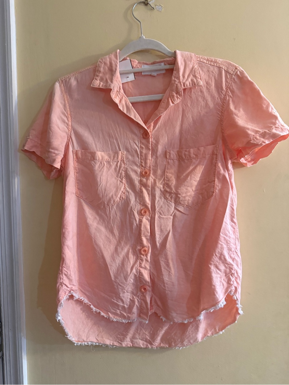 Bella Dahl Short Sleeve Button-Down Shirt w/ frayed hem in Peach, sz Small